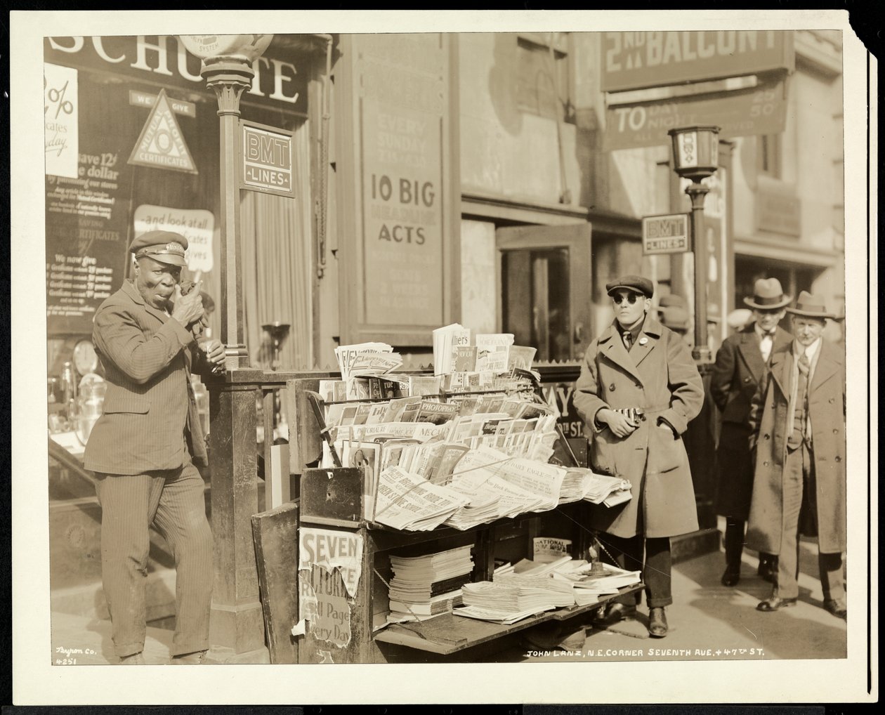 Den blinde nyhedshandler, John Lanz, ved sin stand i det nordøstlige hjørne af 7th Avenue og 47th Street, New York, 1926 (sølv gelatinetryk) af Byron Company