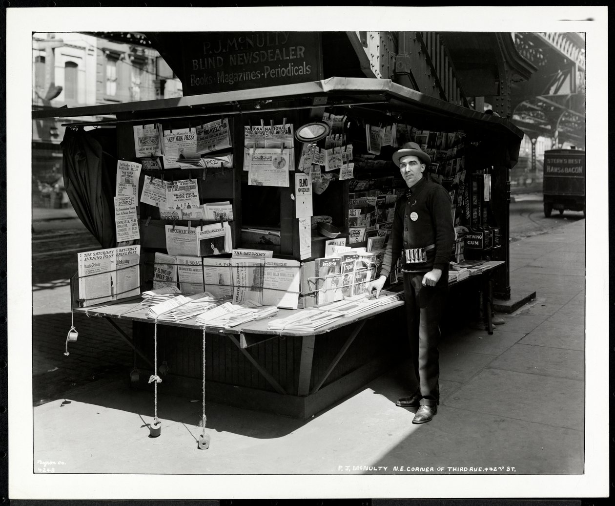 Den blinde nyhedshandler P.J. McNulty ved sin stand på det nordøstlige hjørne af 3rd Avenue og 42nd Street, New York, 1926 (sølvgelatineprint) af Byron Company