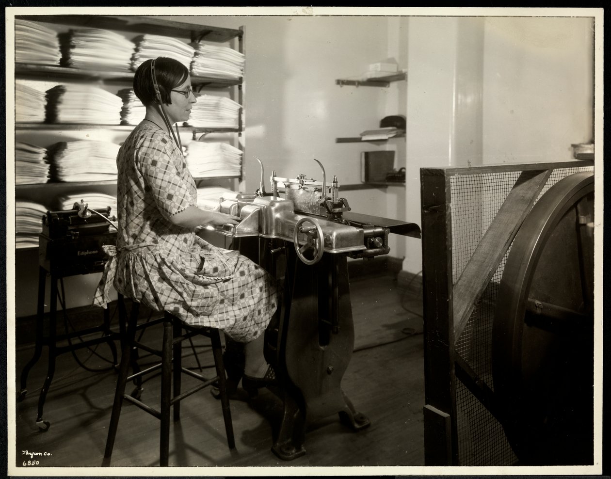 Blind kvinde, formentlig Charlotte Rohr, der arbejder med blindskrift, diktafon og stereotypi, New York, 1933 (sølv gelatinetryk) af Byron Company