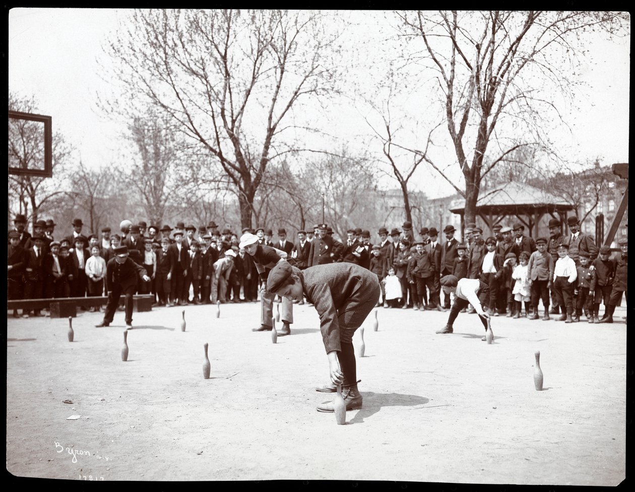 Drenge venter på pistolen i et løb på Arbor Day, Tompkins Square Park, New York, 1904 (sølv gelatinetryk) af Byron Company