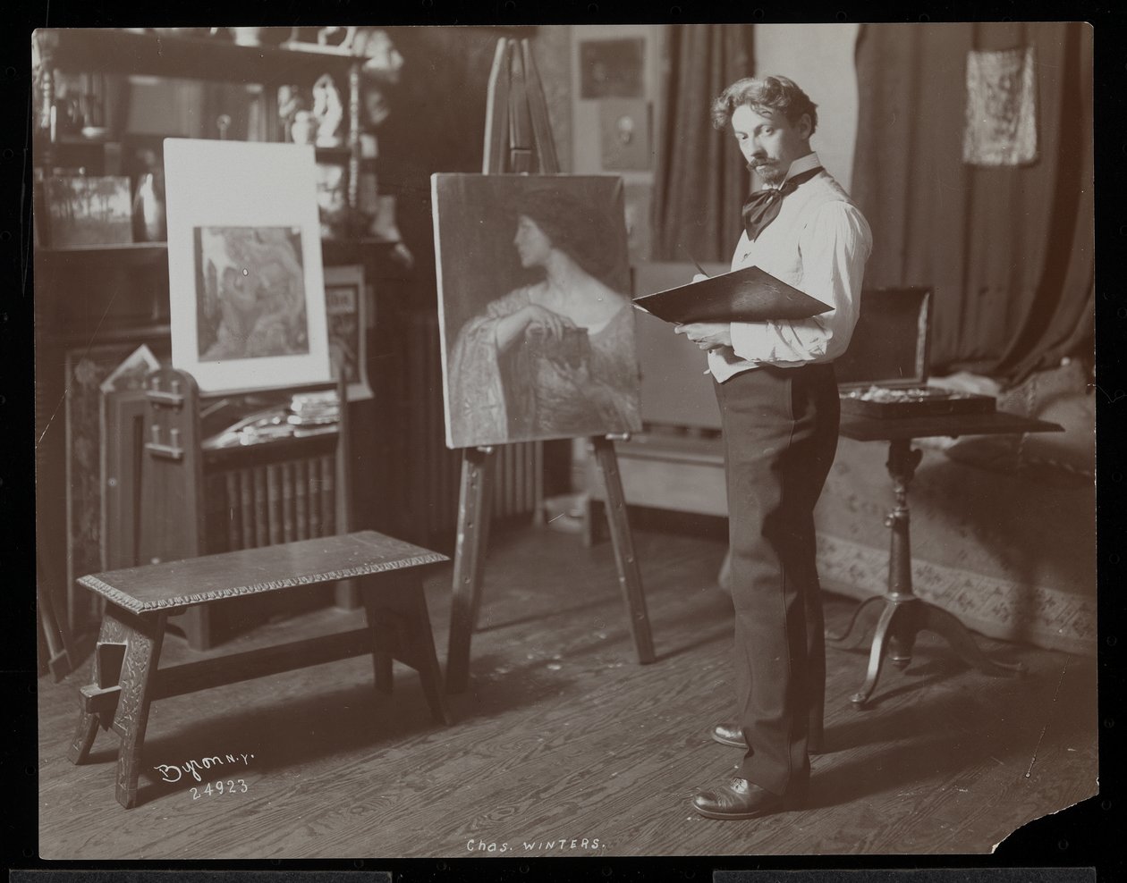 Charles Winter maleri i sit atelier, New York, 1907 (sølv gelatinetryk) af Byron Company