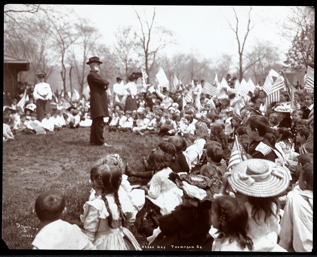 Børn ser på en entertainer på Arbor Day i Tompkins Square Park, New York, 1904 (sølv gelatinetryk) af Byron Company