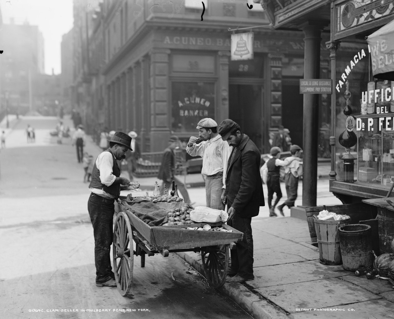 Muslingesælger i Mulberry Bend, N.Y., ca. 1900 af Byron Company