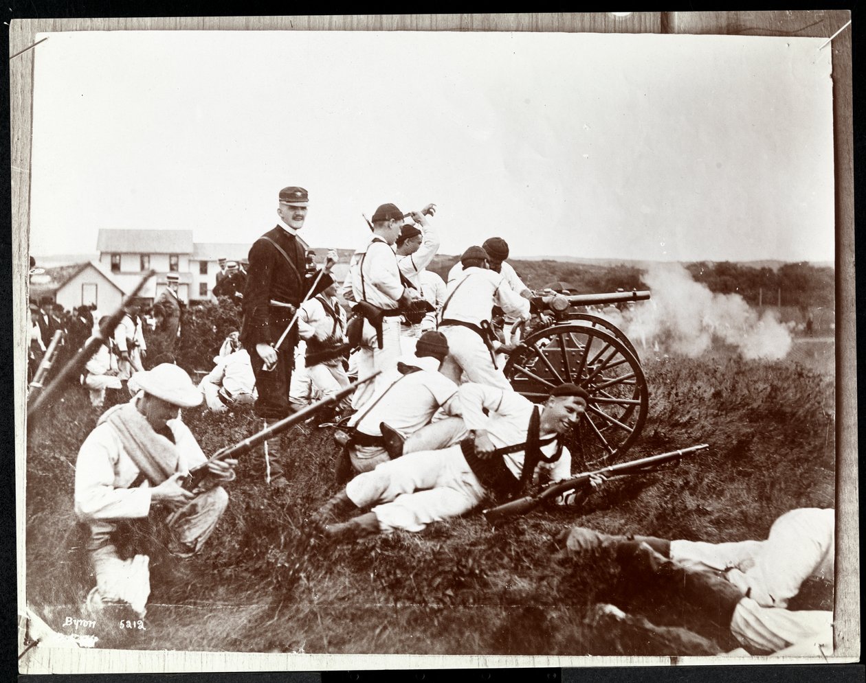 Kopifotografi af et tidligere foto af soldater fra New York Naval Reserves involveret i et falsk slag med kanoner, Fishers Island, New York, 1917 (sølv gelatinetryk) af Byron Company