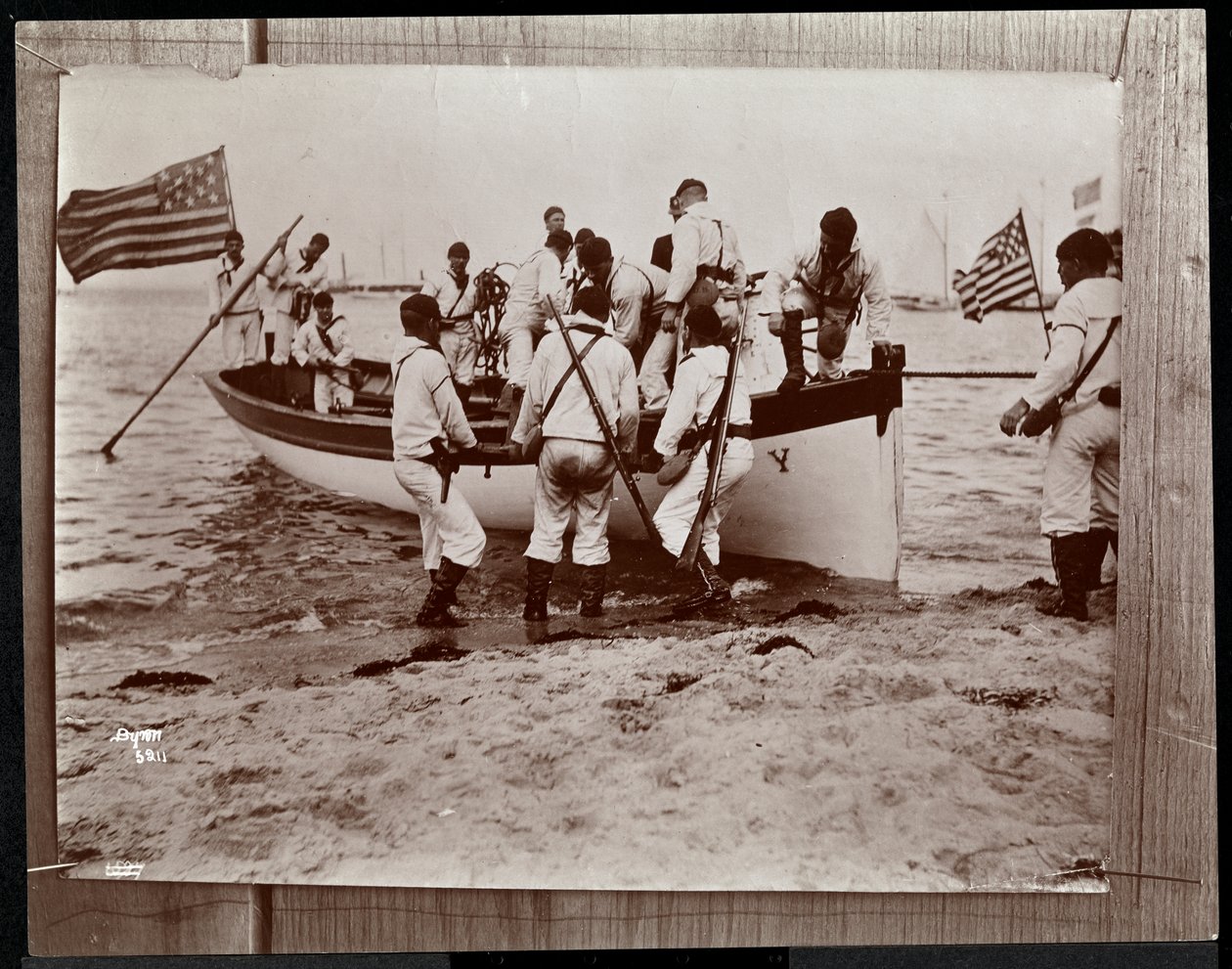 Kopifoto af et tidligere foto af Naval Reserves med en gruppe sømænd i en robåd, Fishers Island, New York, 1891 (sølv gelatinetryk) af Byron Company