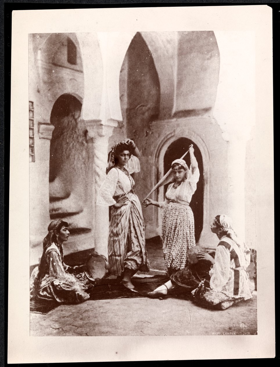 Dansende piger og musiker, Nordafrika, ca. 1900 (sølv gelatinetryk) af Byron Company