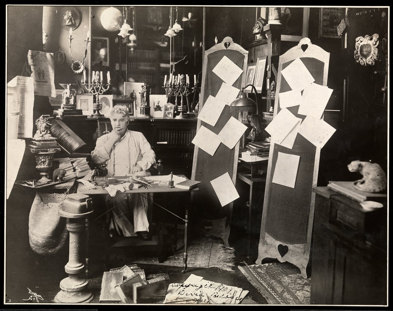 David Belasco i sit studie i New York, efter 1909 (sølv gelatinetryk) af Byron Company