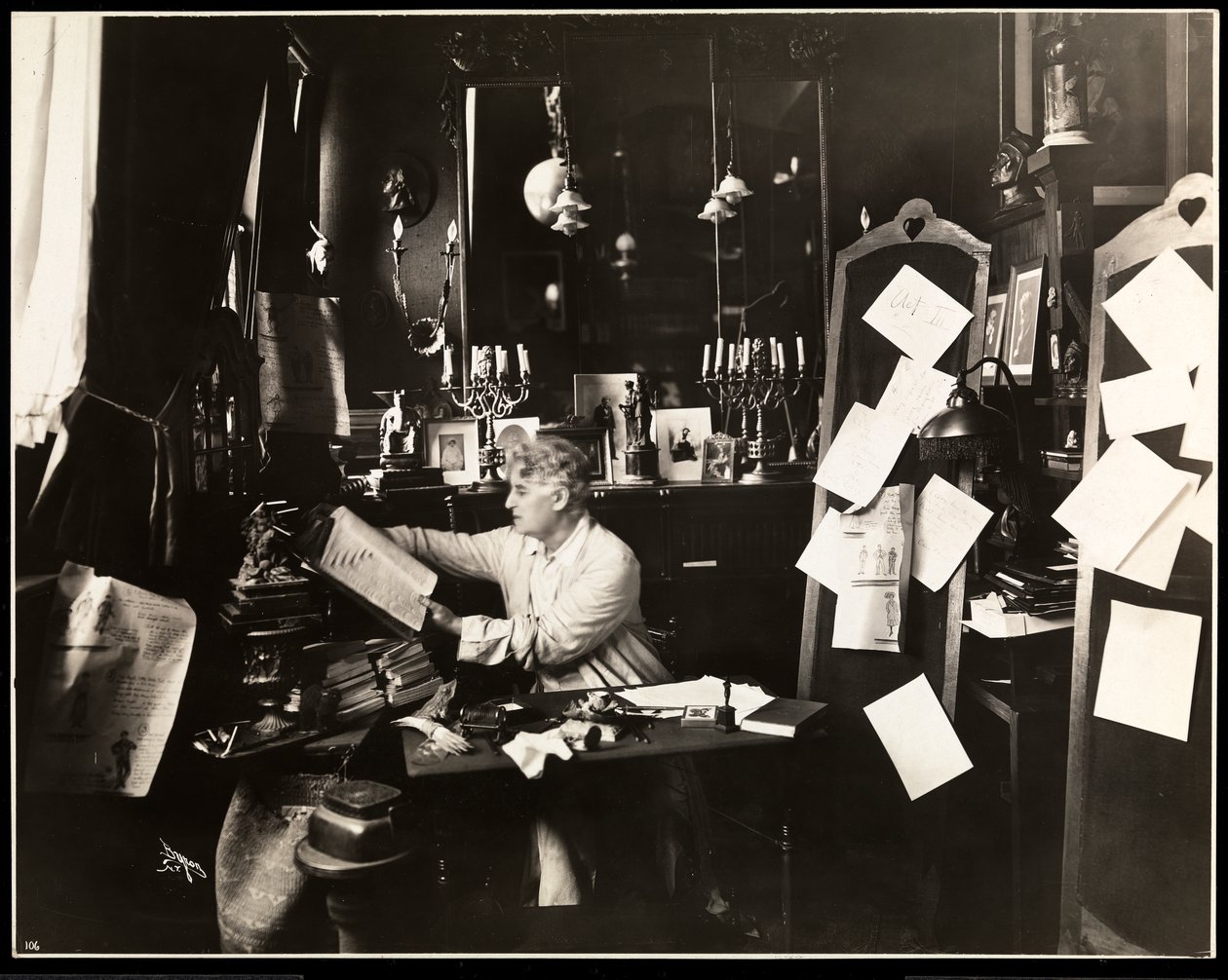 David Belasco i sit studie, bladrer i en ordbog, 1909 (sølv gelatinetryk) af Byron Company