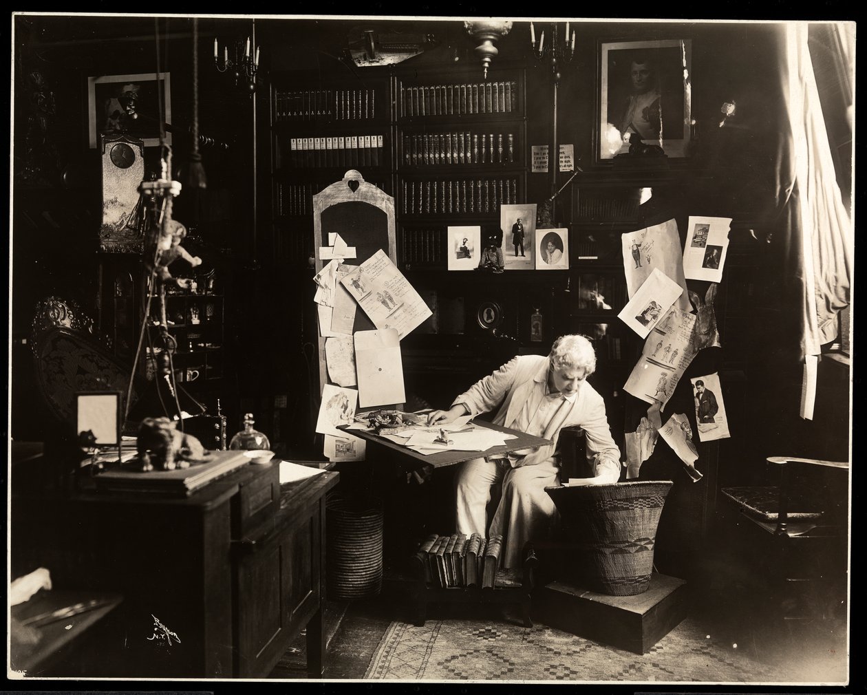 David Belasco siddende i sit arbejdsværelse i New York, 1909 (sølvgelatineprint) af Byron Company