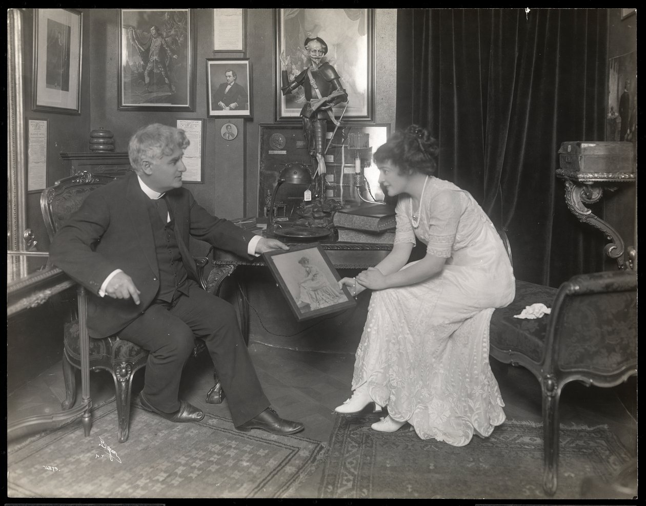 David Belasco viser et portræt til Frances Starr, efter 1909 (sølv gelatinetryk) af Byron Company