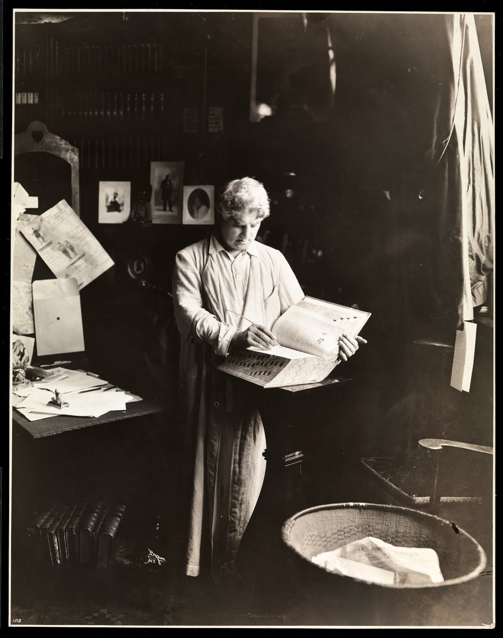 David Belasco stående med en ordbog i hånden, efter 1909 (sølvgelatineprint) af Byron Company