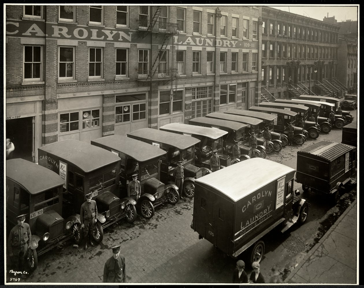 Leveringsbiler parkeret uden for Carolyn Laundry på 111 East 128th Street, East Harlem, New York, 1929 (sølv gelatinetryk) af Byron Company