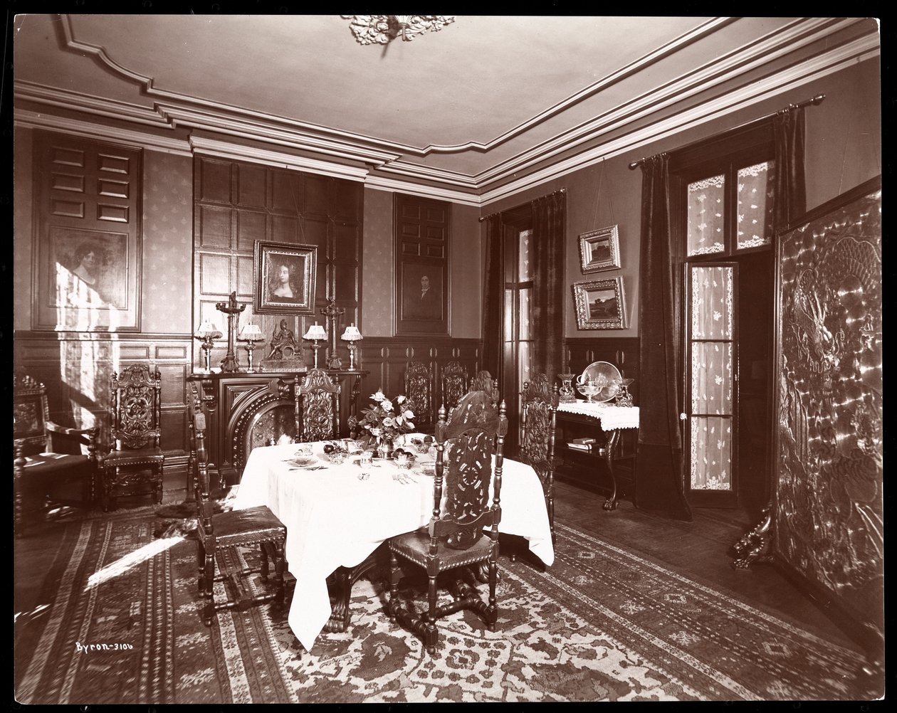 Spisestue i Mr. Reginald de Kovens bolig, New York, 1896-98 (sølv gelatinetryk) af Byron Company