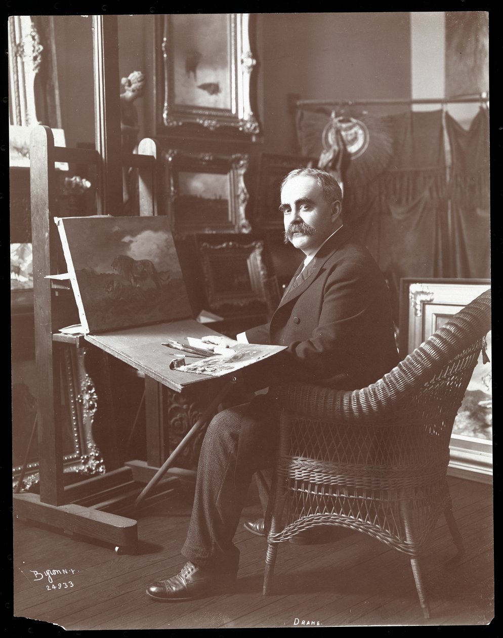 Drake i sit atelier med et maleri af løver i gang, New York, 1907 (sølv gelatinetryk) af Byron Company