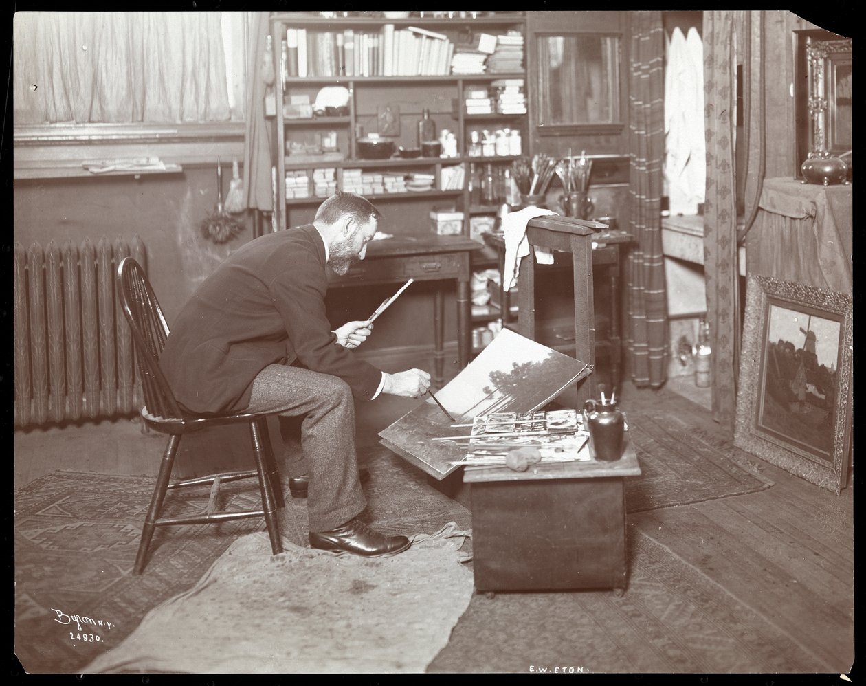 E. W. Eton arbejder på et maleri, 1907 (sølv gelatinetryk) af Byron Company
