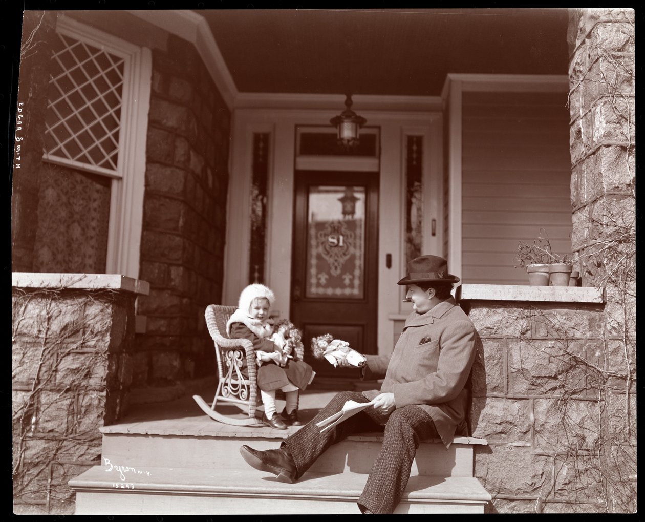 Edgar Smith med sin datter på trappen til hans bopæl i Elmhurst, Long Island;, 1902-3 (sølv gelatinetryk) af Byron Company