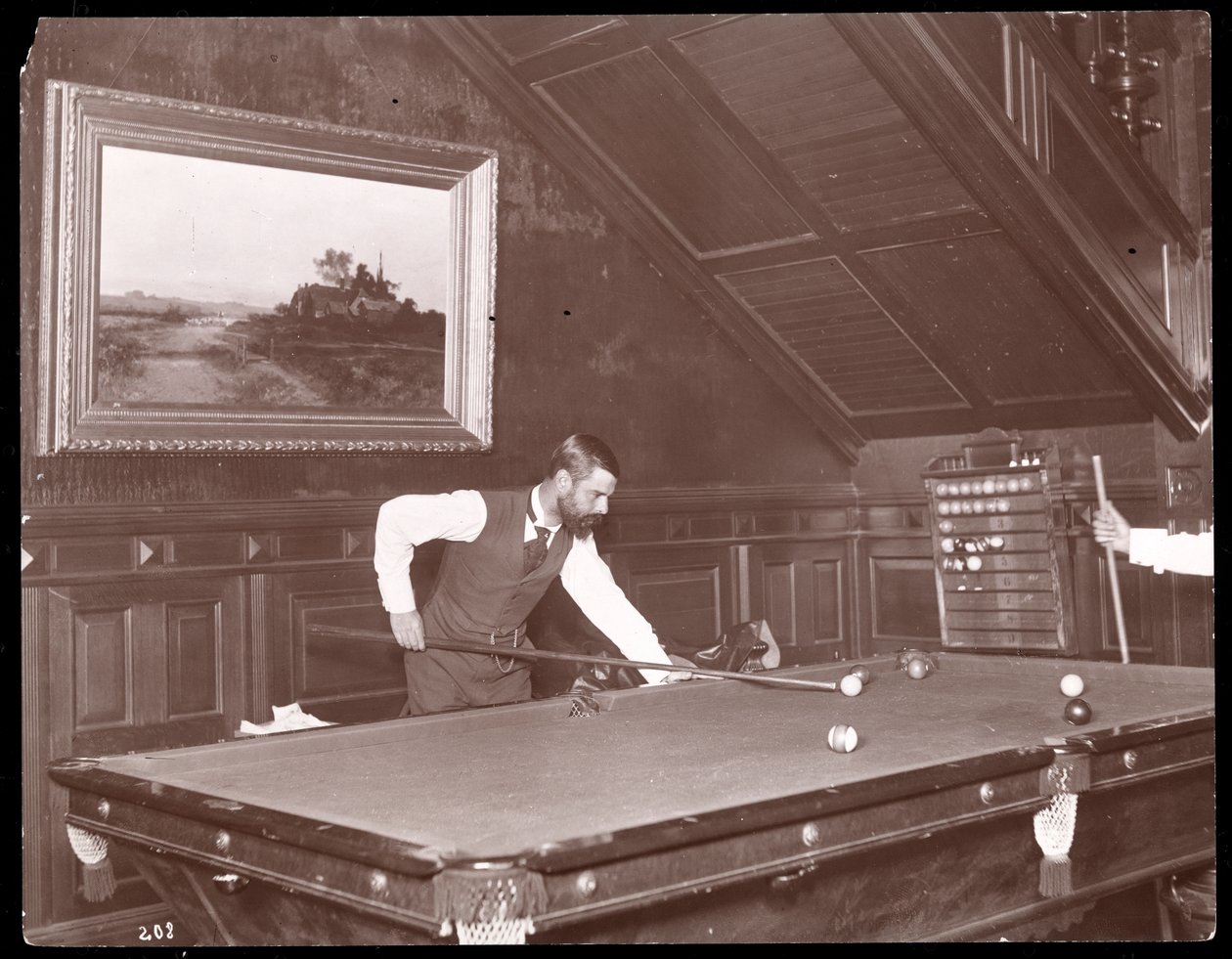 Edwin Gould spiller pool i sit hjem i Rhinecliffe, New York, 1893-4 (sølv gelatinetryk) af Byron Company