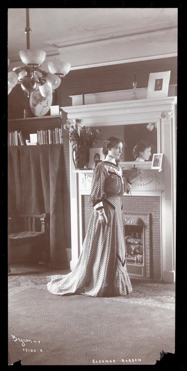 Eleanor Robson i stuen i hendes lejlighed (sølv gelatine print) af Byron Company