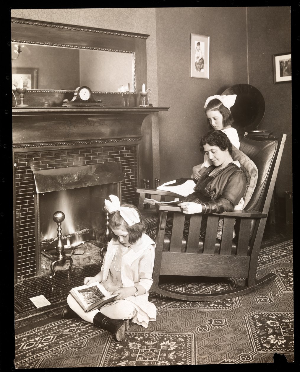 Emma Dunn og hendes to døtre, ca. 1915 (sølv gelatinetryk) af Byron Company