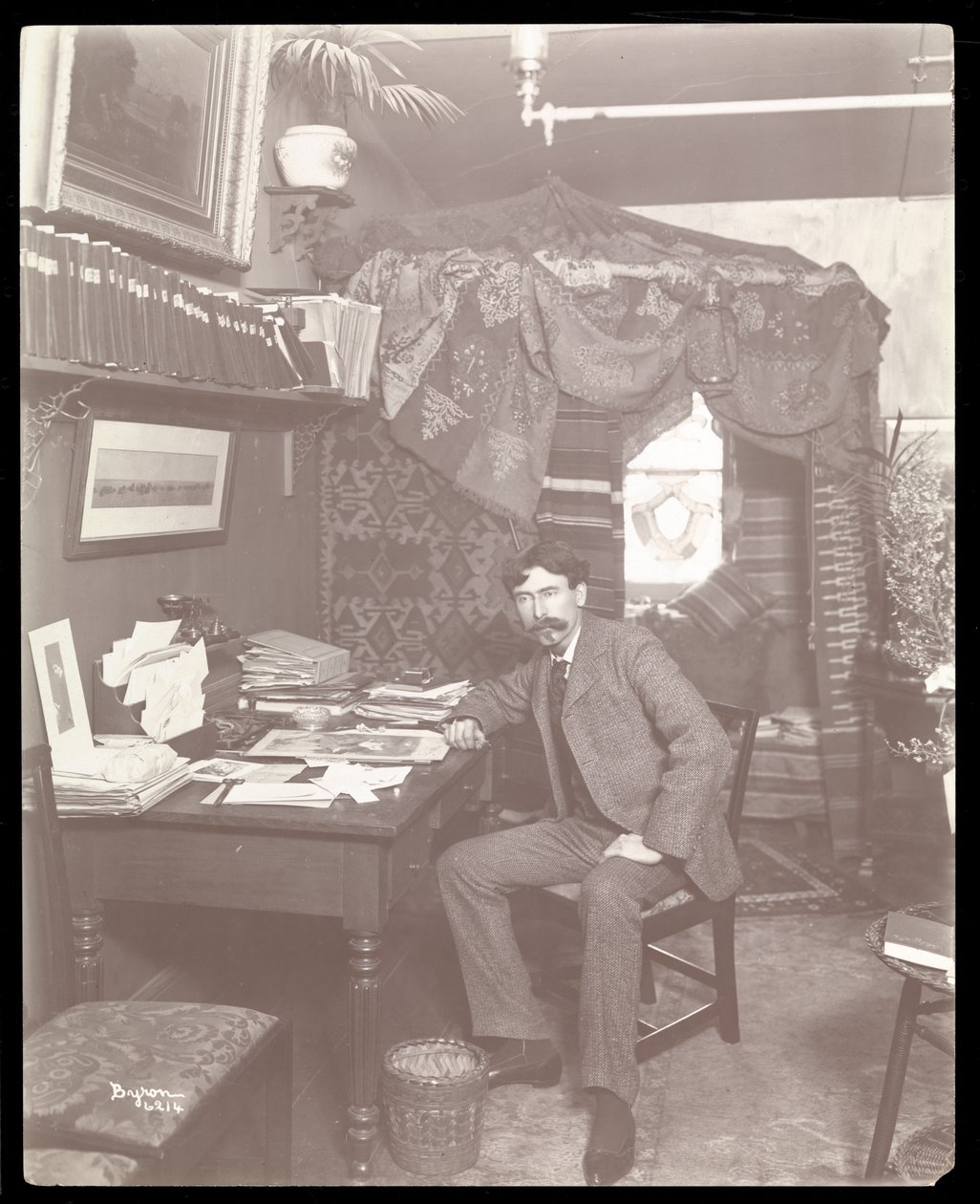 Ernest Thompson hjemme i New York, ca. 1899 (sølv gelatinetryk) af Byron Company
