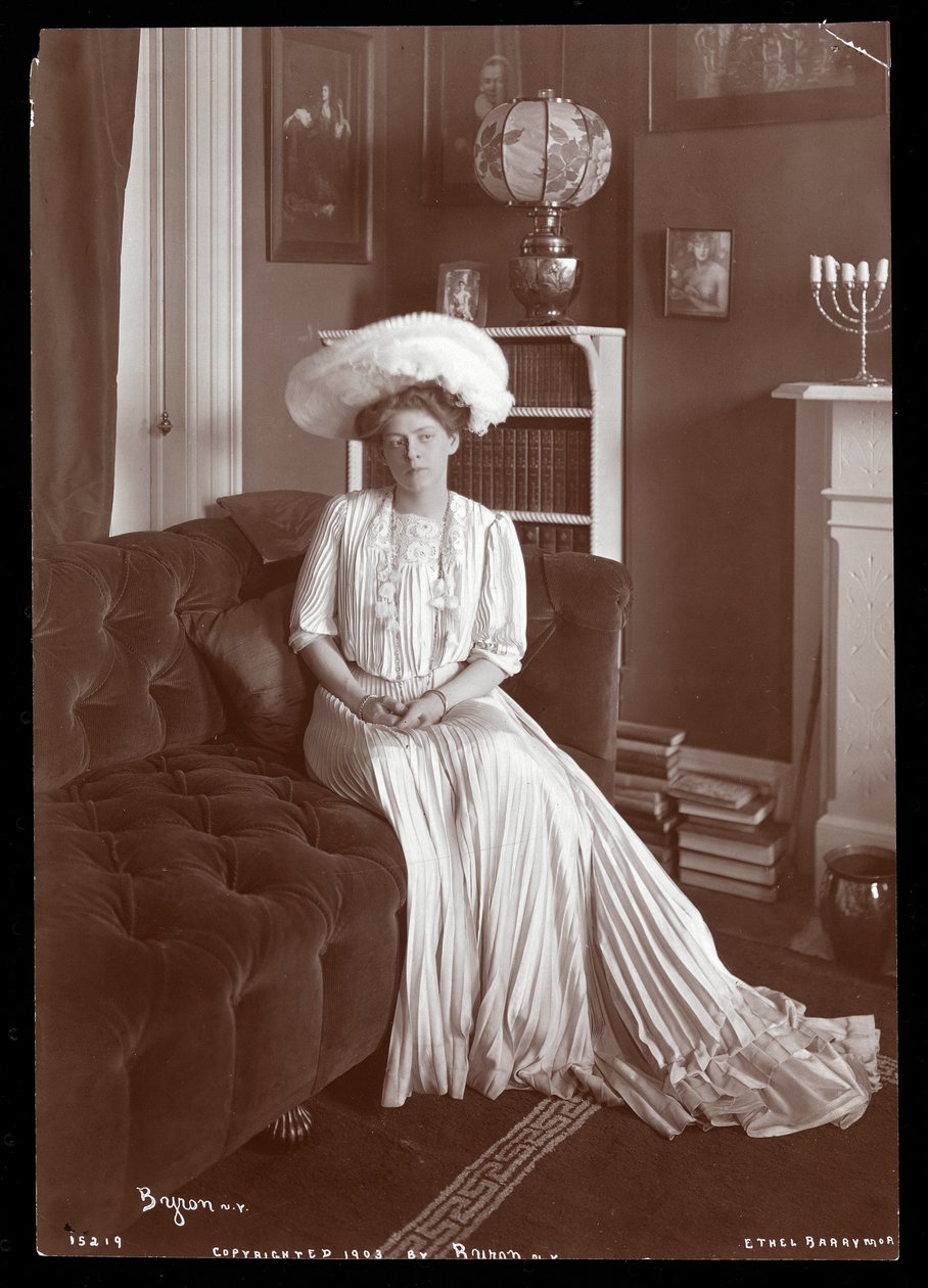 Ethel Barrymore sidder i stuen, 1902 eller 1903 (sølvgelatineprint) af Byron Company