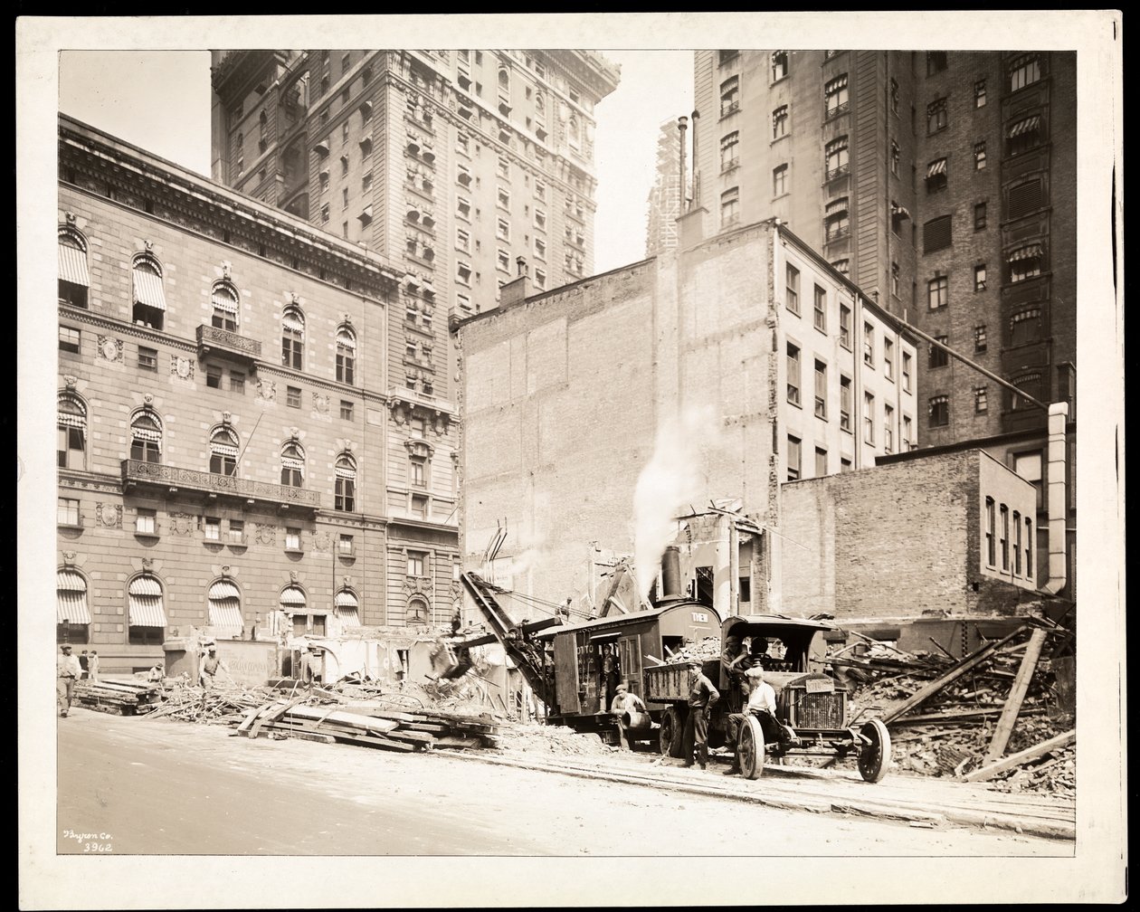 Udgravninger på byggepladsen til Aeolian Company-bygningen på 5th Avenue og 54th Street, New York, 1925 (sølvgelatineprint) af Byron Company
