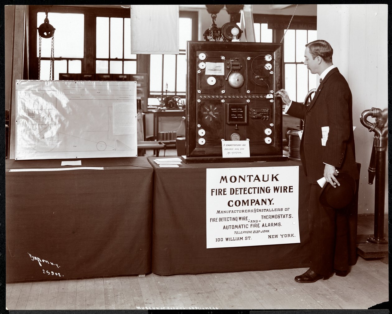 Udstilling af et branddetektionssystem fra Montauk Fire Detecting Wire Co. på Museum of Safety Appliances fra American Institute of Social Service, New York, 1908 (sølv gelatinetryk) af Byron Company