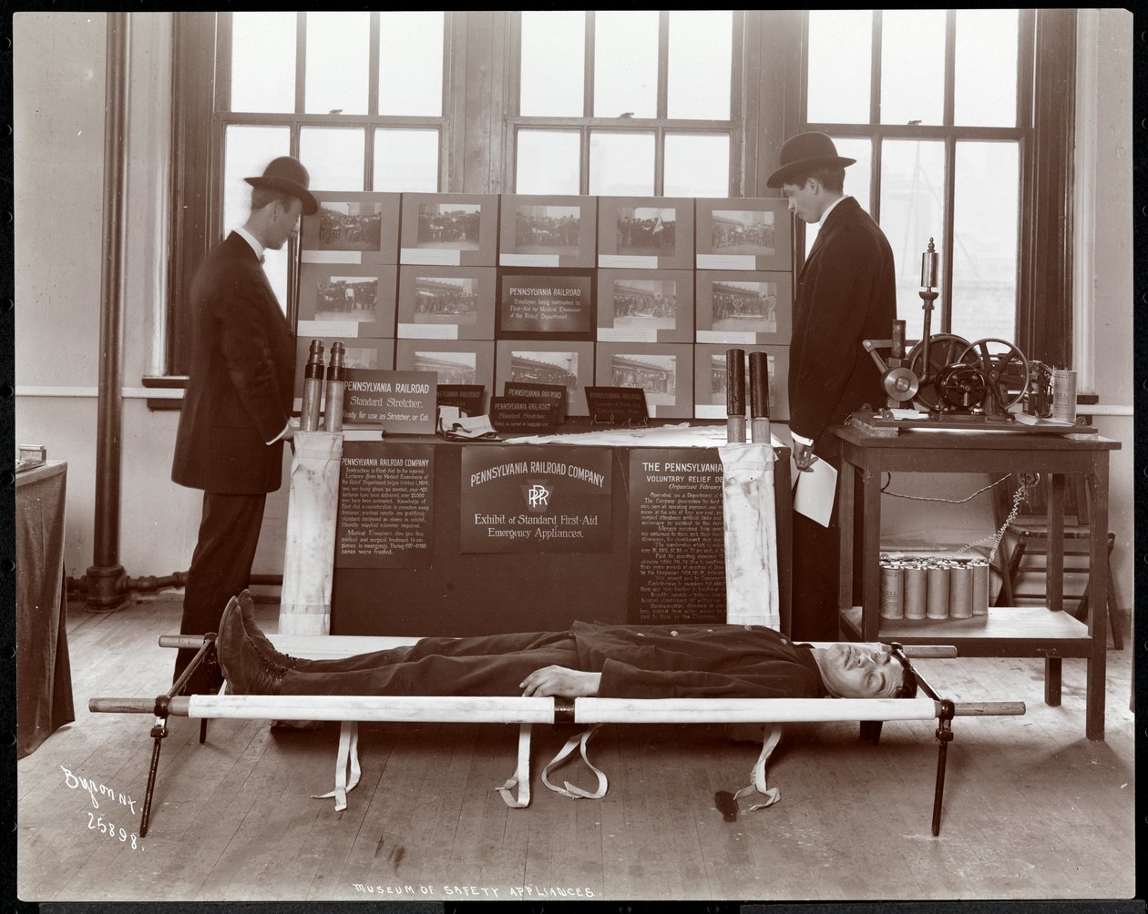 Udstilling af førstehjælpsudstyr fra Pennsylvania Railroad Co. på Museum of Safety Appliances fra American Institute of Social Service, New York, 1908 (sølv gelatinetryk) af Byron Company