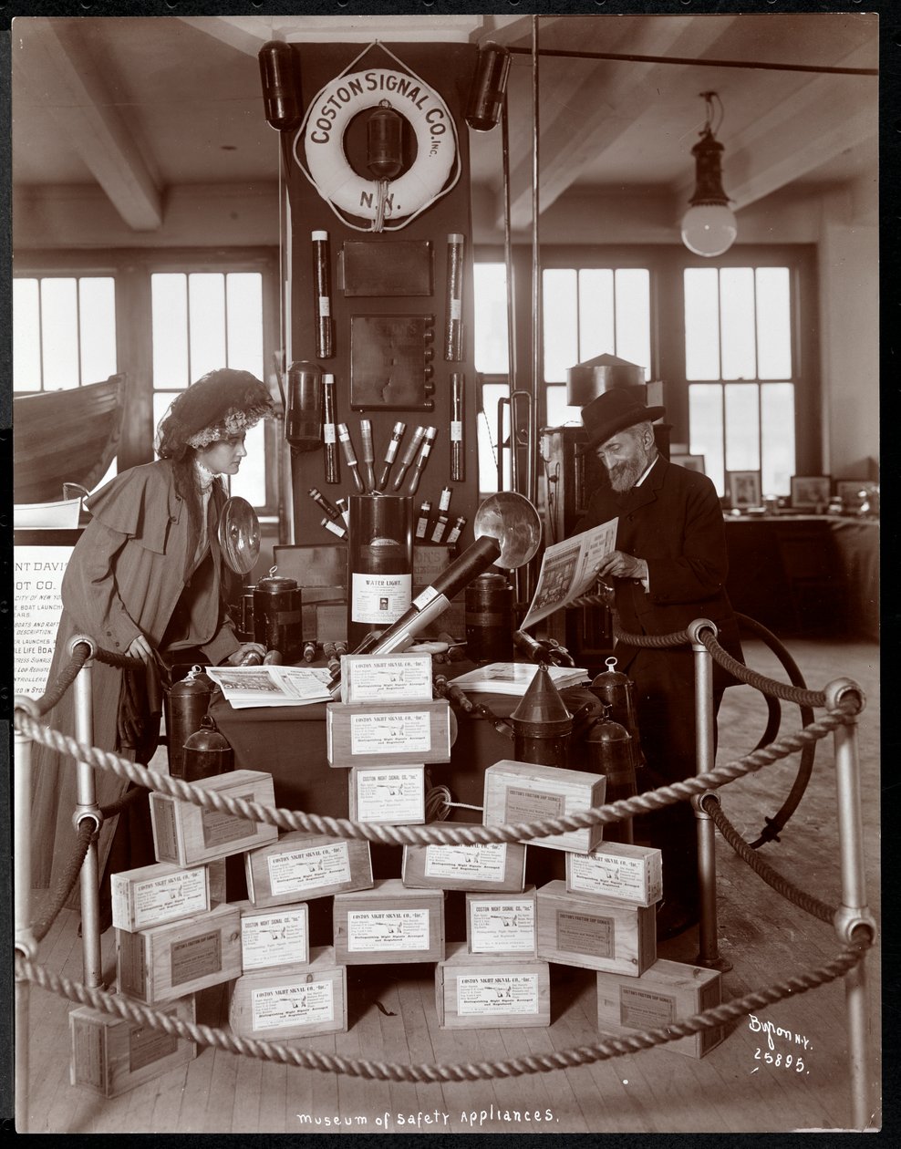 Udstilling af Coston Signal Co. på Museum of Safety Appliances ved American Institute of Social Service, New York, 1908 (sølv gelatinetryk) af Byron Company