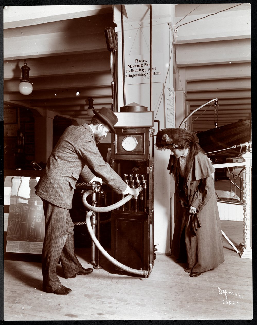 Udstilling af Coston Signal Co. på Museum of Safety Appliances ved American Institute of Social Service, New York, 1908 (sølv gelatinetryk) af Byron Company