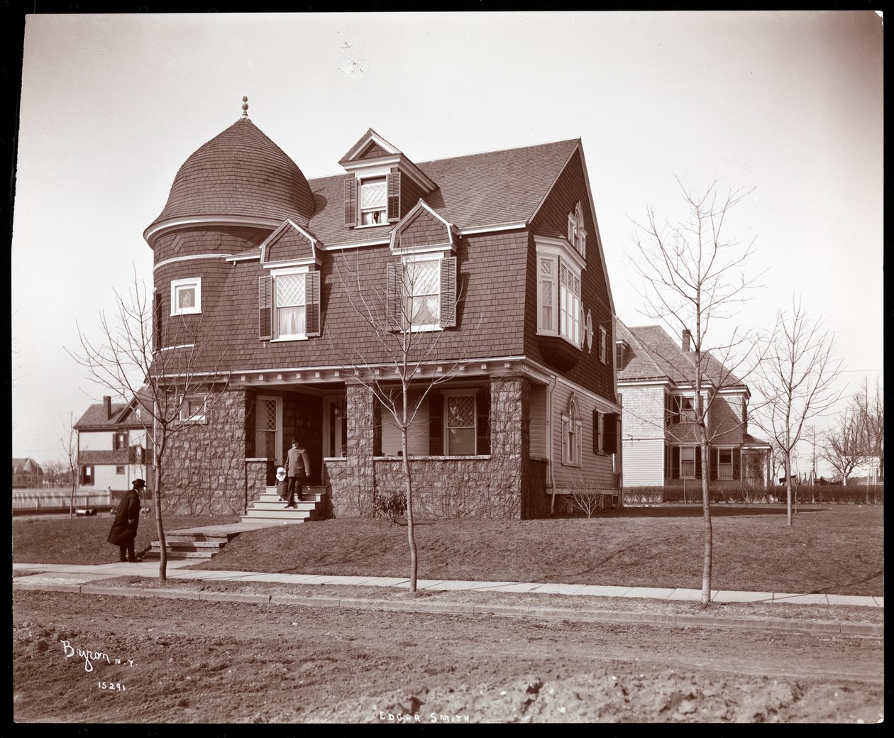 Udvendigt billede af Edgar Smiths, forfatterens bolig i Elmhurst, Long Island, 1902-3 (sølv gelatinetryk) af Byron Company