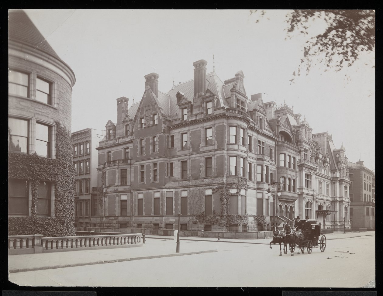 Fifth Ave., 66th St., og J.J. Astor, 65th St., New York, 1901-02 (sølvgelatineprint) af Byron Company