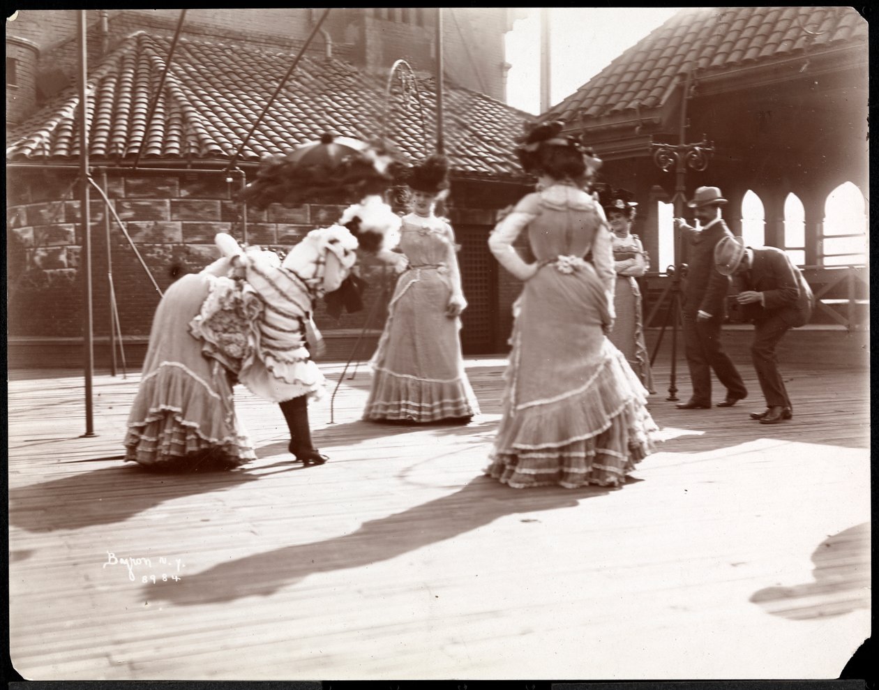 Fem skuespillerinder i kostume øver på taget af det, der sandsynligvis er New York Theatre, New York, 1900 (sølv gelatinetryk) af Byron Company