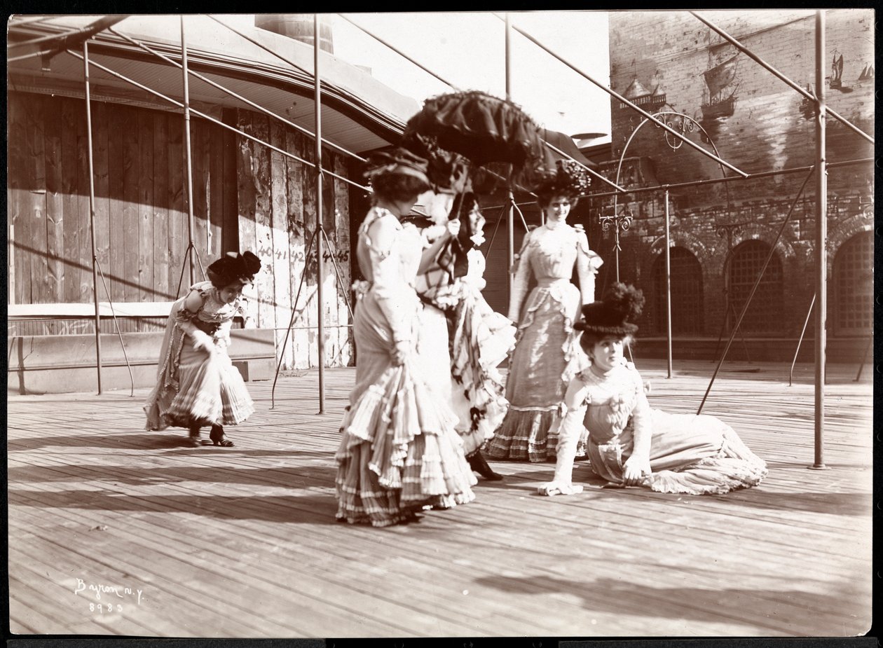 Fem skuespillerinder i kostume øver på taget af det, der sandsynligvis er New York Theatre, New York, 1900 (sølv gelatinetryk) af Byron Company