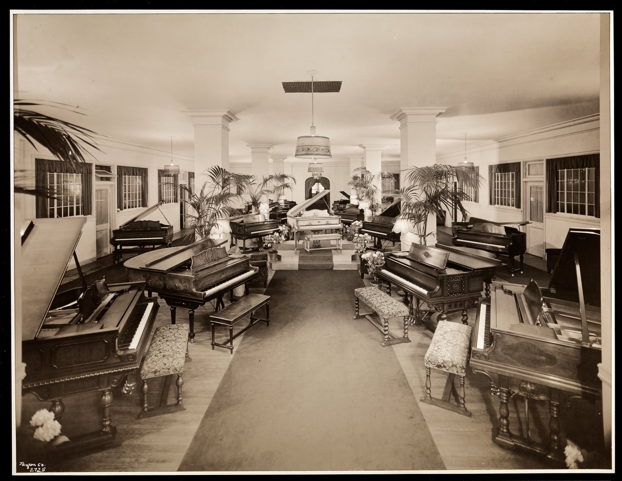 Kunstklaverudstilling på fjerde sal hos Aeolian Company, 1926 (sølv gelatinetryk) af Byron Company