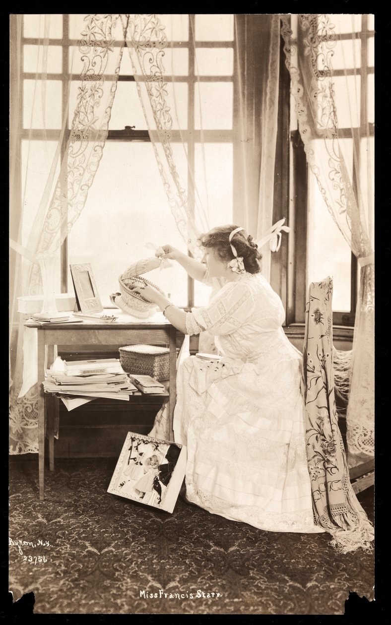 Frances Starr i hendes hjem i New York (sølv gelatinetryk) af Byron Company