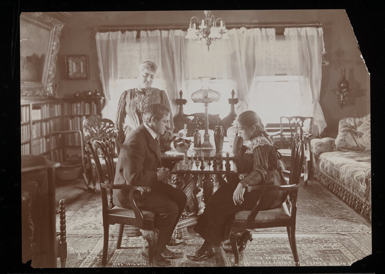 Francis Wilson og hans datter spiller skak i spisestuen i deres bolig i New Rochelle, New York (sølv gelatinetryk) af Byron Company
