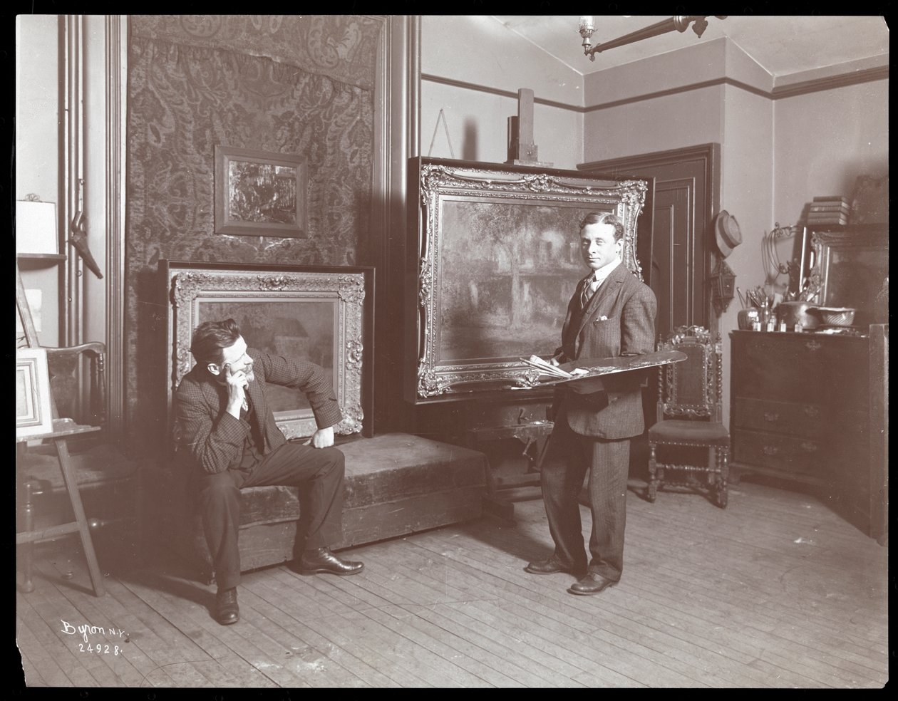 Granville Smith i hans studie, New York, 1907 (sølv gelatinetryk) af Byron Company