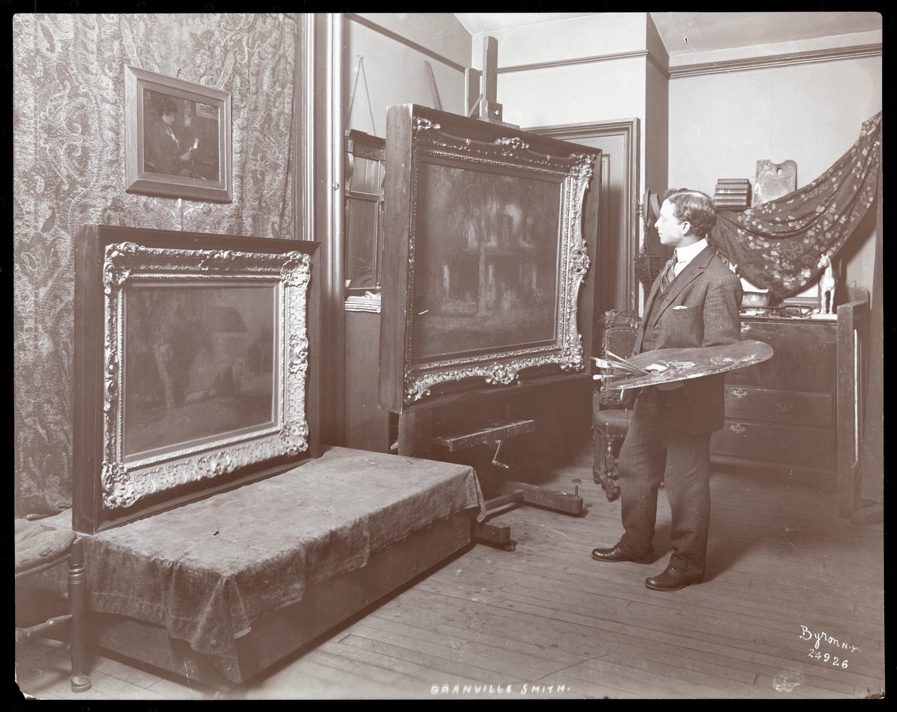 Granville Smith i sit atelier, New York, 1907 (sølv gelatinetryk) af Byron Company