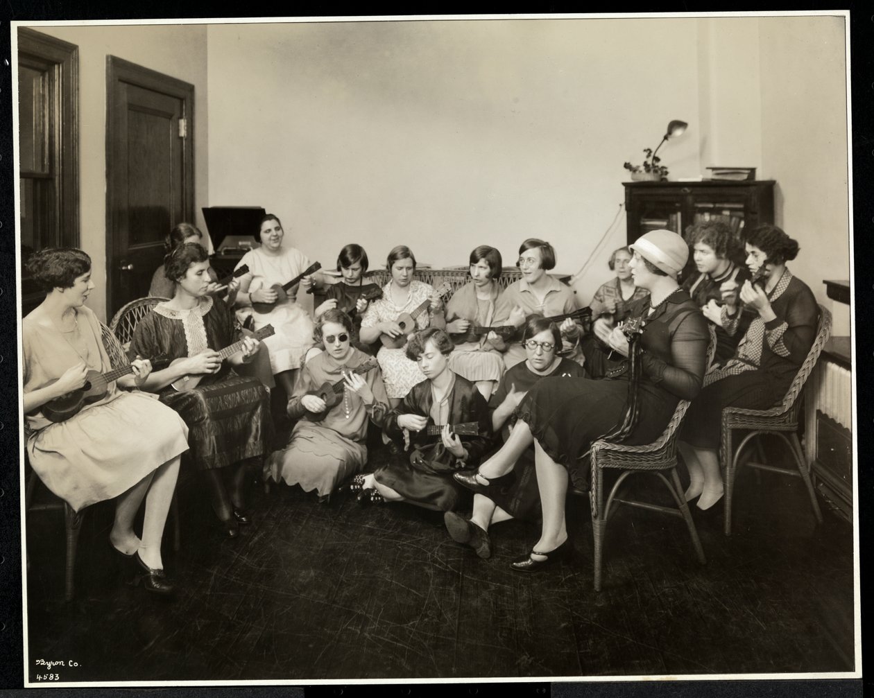 Gruppe af unge blinde kvinder, der spiller ukelele i New York Association for the Blind, 111 East 59th Street, New York, 1926 (sølv gelatinetryk) af Byron Company