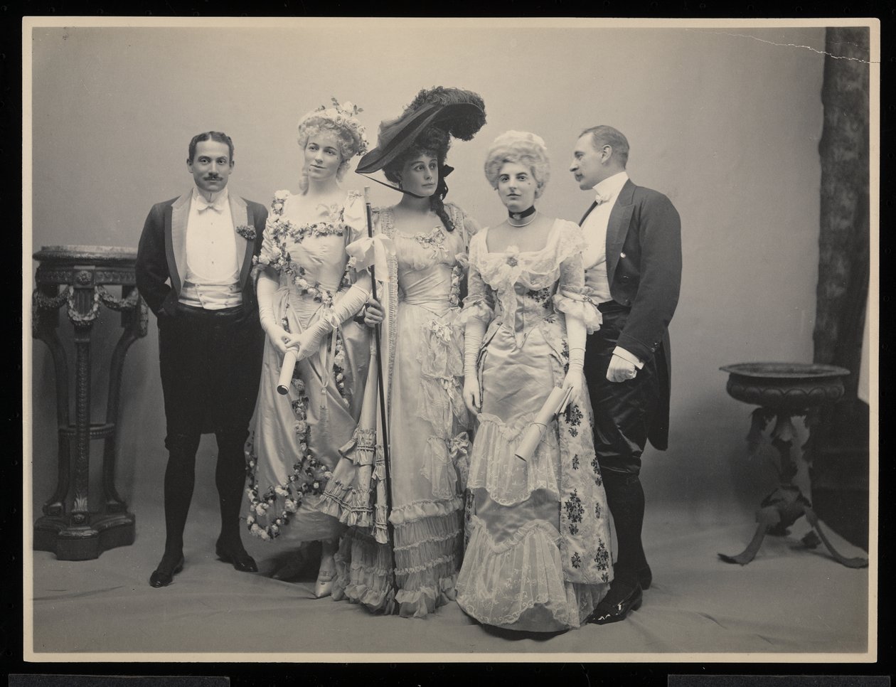 Gruppeportræt af Mr. Barton Willing, Miss Alice Blight, Miss Eleanor Jay (Mrs. Arthur Iselin), Miss Therese Iselin og en anden mand ved James Hazen Hyde Ball, New York, 31. januar 1905 (sølvgelé) af Byron Company