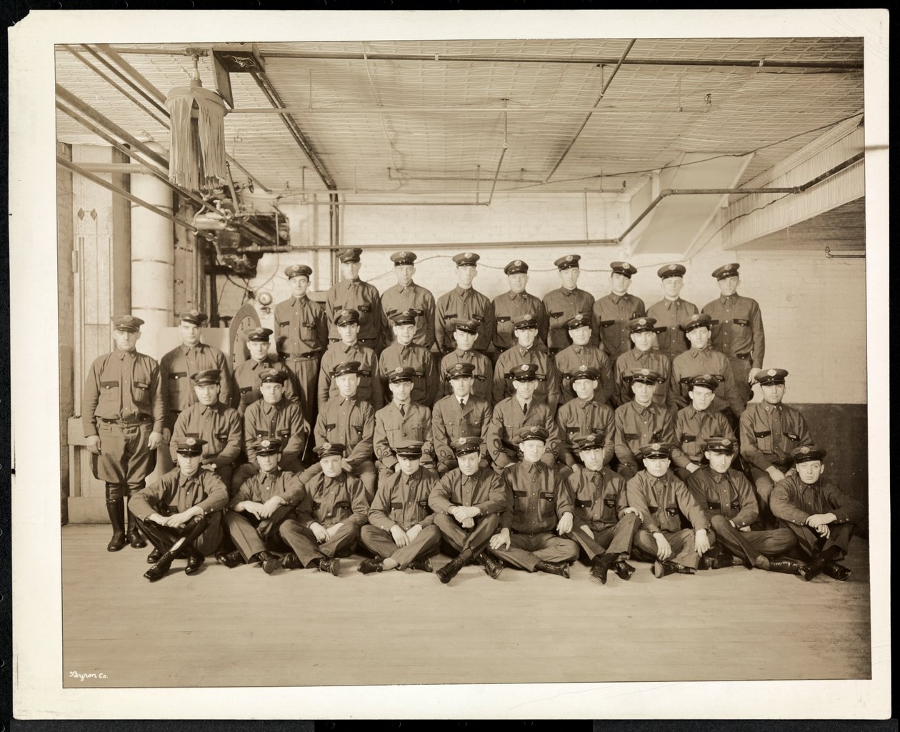 Gruppeportræt af uniformerede chauffører og budbringere for Carolyn Laundry på 111 East 128th Street, East Harlem, New York, 1928 (sølvgelatineprint) af Byron Company