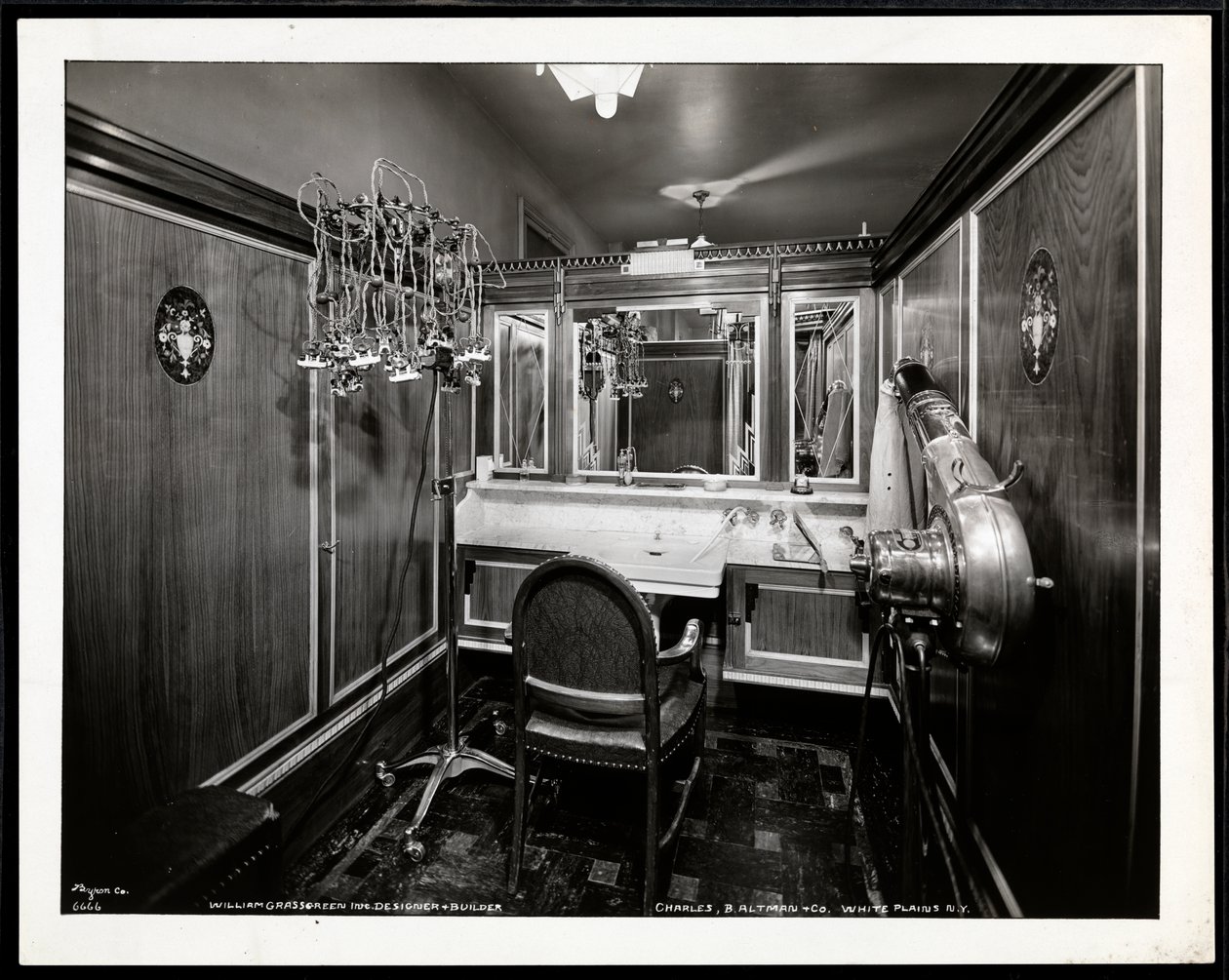 Indvendigt billede af en frisørstand på Charles of the Ritz skønhedssalon i B. Altman und Co., 1932 (sølv gelatinetryk) af Byron Company