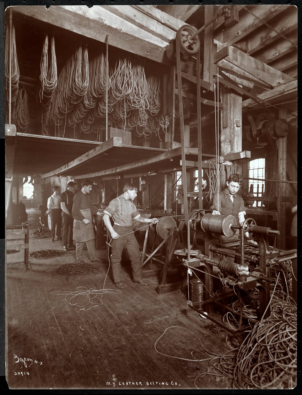 Interiørbillede af en mand, der arbejder med læder på New York Leather Belting Co. i New York, 1906 (sølvgelatineprint) af Byron Company