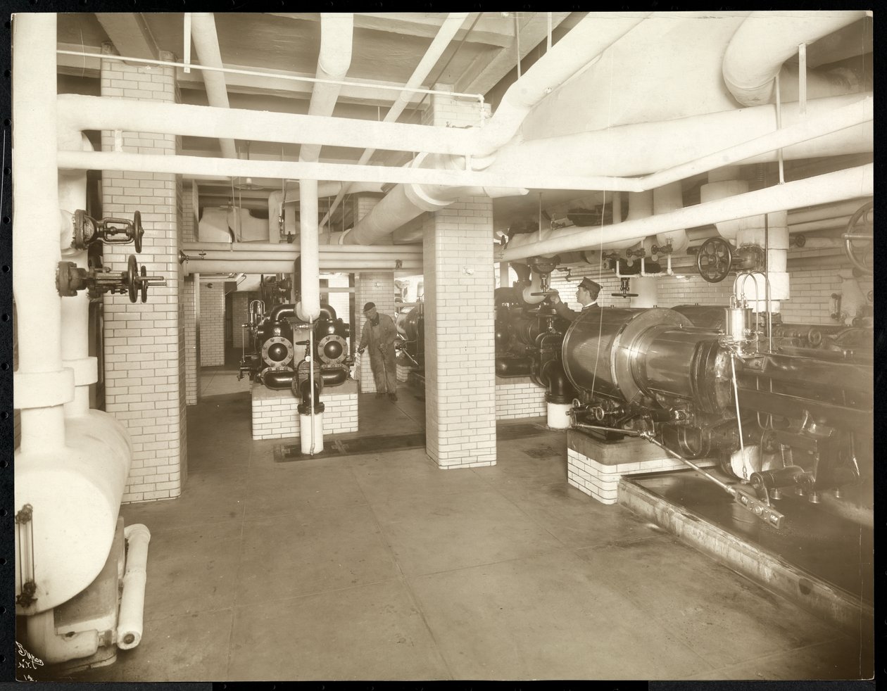 Indvendigt billede af et udstyrsfyrrum ved New York City Bridge Dept., 1905 (sølv gelatinetryk) af Byron Company