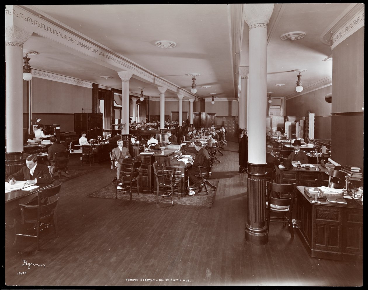 Indvendigt billede af en åben kontoretage i Perkins, Goodwin und Co. på 72 5th Avenue, New York, ca. 1905 (sølv gelatinetryk) af Byron Company