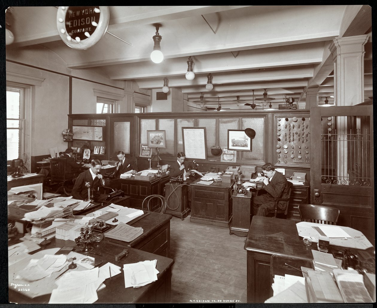 Indvendigt billede af mænd, der bruger diktermaskiner på New York Edison Co. på 55 Duane Street, New York, 1905 (sølv gelatinetryk) af Byron Company