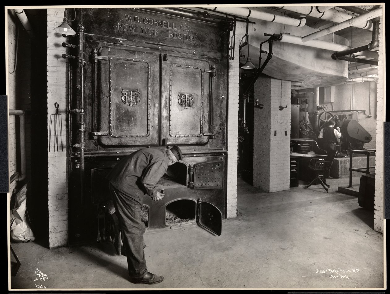 Indvendigt billede af mænd, der arbejder i ovnrummet i Parke, Davis und Co., kemikere, Hudson und Vestry Streets, New York, 1910 (sølv gelatinetryk) af Byron Company