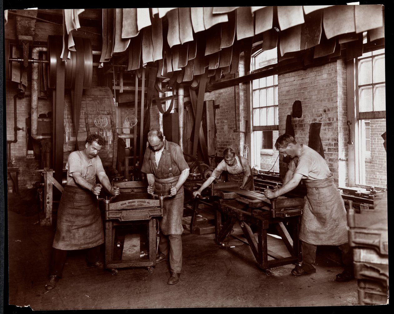 Indvendigt billede af mænd, der arbejder på læder på New York Leather Belting Co., New York, 1905-06 (sølv gelatinetryk) af Byron Company