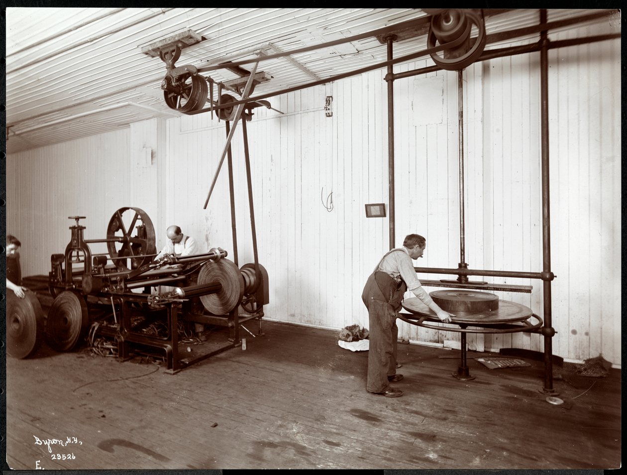 Indvendigt billede af mænd, der arbejder på læder på New York Leather Belting Co., New York, 1906 (sølv gelatinetryk) af Byron Company